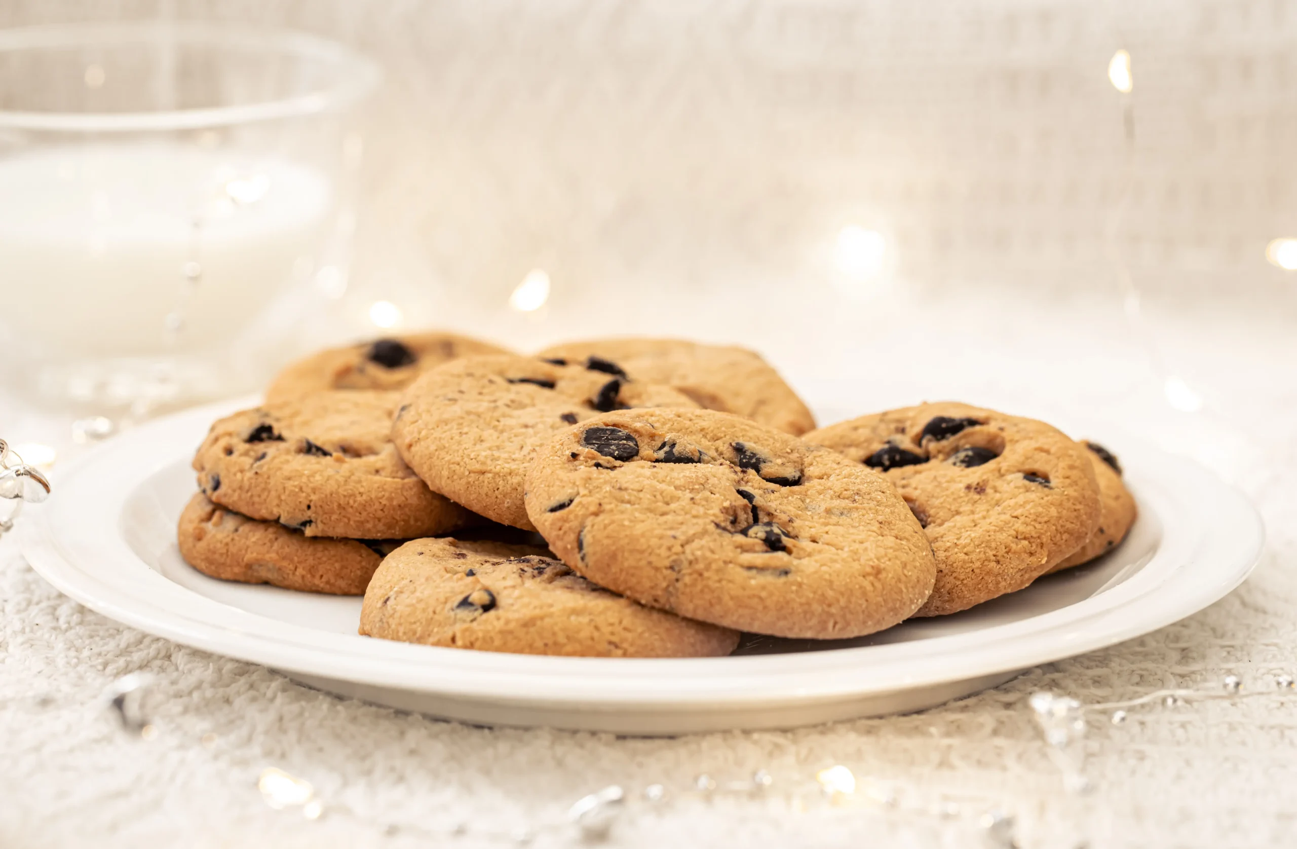 cookies-with-chocolate-chips-closeup-glass-milk